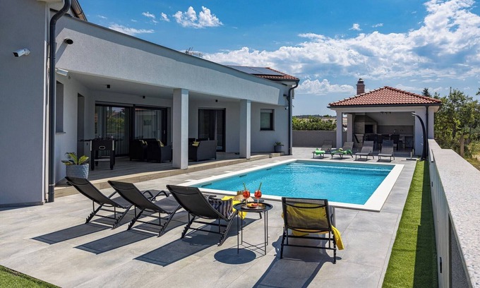Pula Villa | Villa con piscina privada iluminada