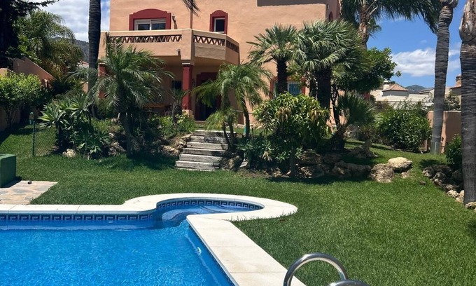 Marbella Chalet De Esquí | - Villa with private pool