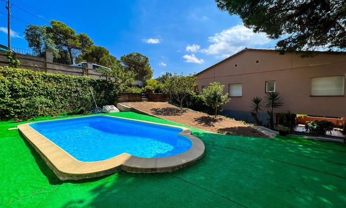 Tordera Chalet De Esquí | Villa con piscina privada, wifi, barbacoa, zona de comedor exterior. capacidad 9 pax. Vivalidays Gala.