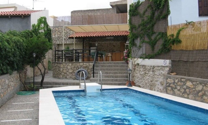 Prines Villa | Villa con piscina privada, jardín y barbacoa en el tranquilo pueblo cretense a las afueras de la ciudad
