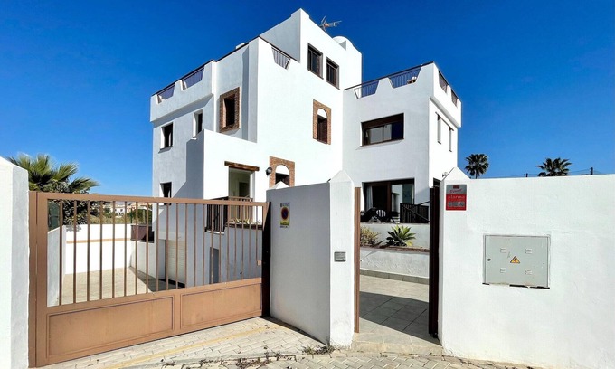 Motril Villa | Villa con piscina privada cerca de la playa