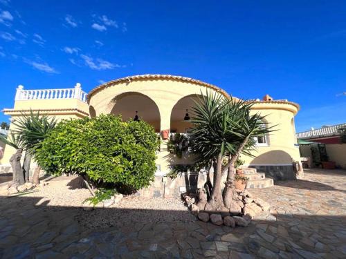 El Chaparral Chalet De Esquí | Villa with Private Pool in El Chaparral