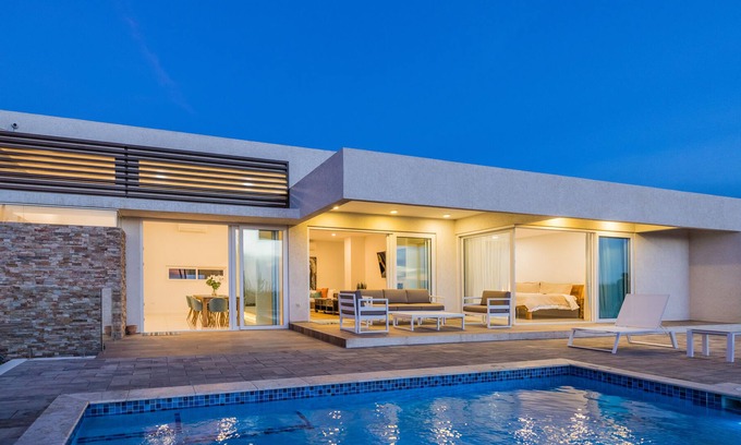 Alto Vista Casa | Villa with private pool, minutes from Palm Beach!