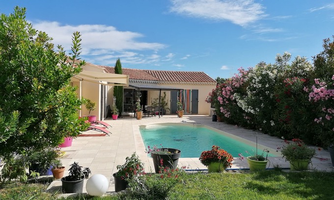 Eyragues Casa | VILLA WITH SWIMMING POOL NEAR THE VILLAGE CENTER