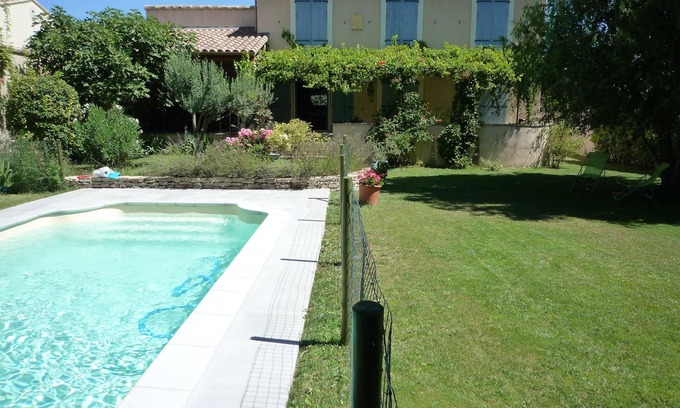 Velleron Villa | Casa con piscina en el pueblo provenzal cerca de la Isle sur la Sorgue