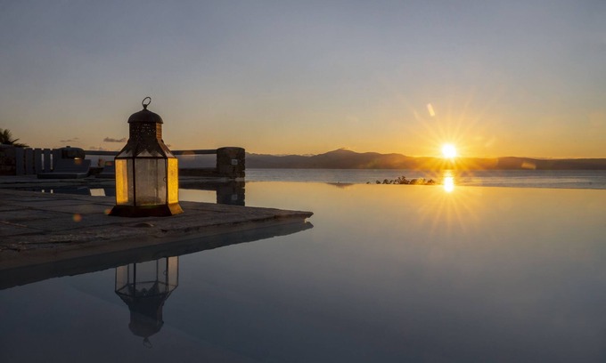 Paros Villa | Villa con piscina frente a playa casi privada