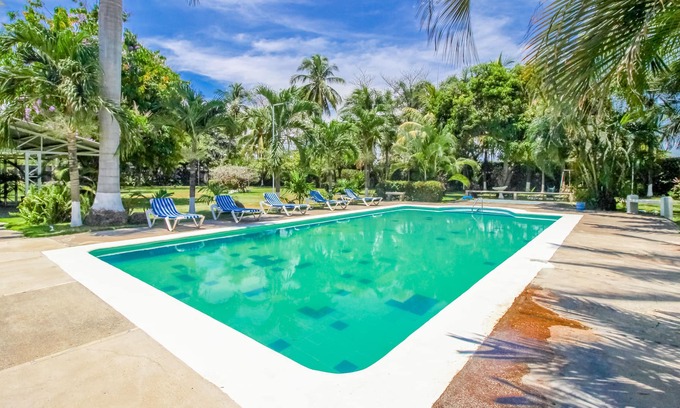 Puntarenas Apartamento | Villa con terraza, piscina compartida y jardines comunitarios - a pie de playa!
