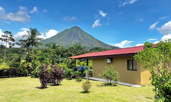 Aguas termales de Arenal Villa | Villa with the best Arenal Volcano Views: 4 Guests, Nature & Small Kitchen