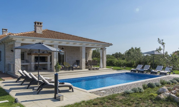 Drnis Villa | Villa con el mejor equipamiento y hermosa.