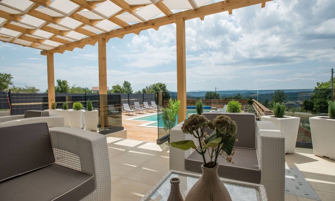 Udbina Villa | Villa con DOS piscinas