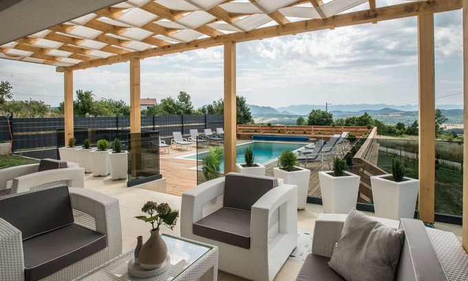 Udbina Casa | Villa con dos piscinas.