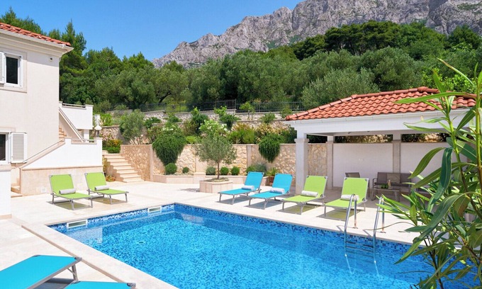 Veliko Brdo Casa | Villa with two separate four-bed apartments and pool