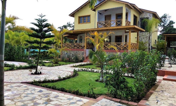 La Vega Province Casa | Villa Yisbel By Hospedify - Villa con Piscina, jacuzzi, mesa de billas, y cancha de Basketball