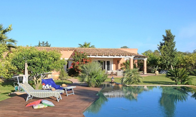 Castelvetrano Villa | Bien diseñada y amueblada, la villa está rodeada por un jardín con césped.