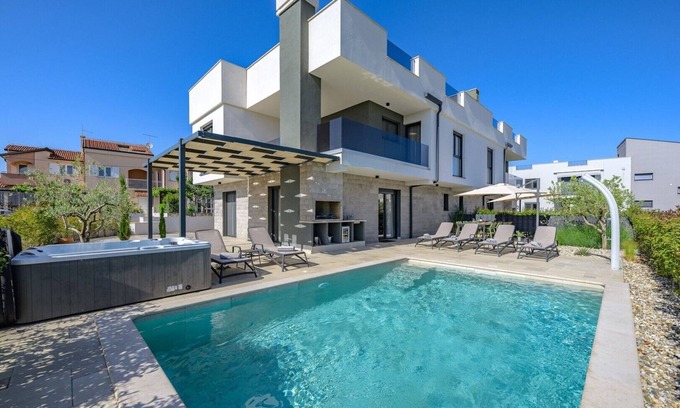 Vabriga Villa | Villa Zora - Preciosa villa con piscina privada y jacuzzi, cerca de la playa