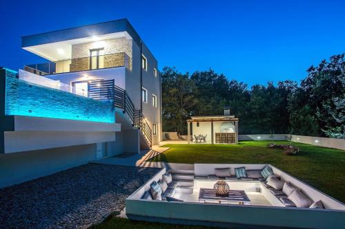 Omis Villa | Villa Zora -luxurious villa with heated pool, sauna, 4 bedrooms, 10 persons max