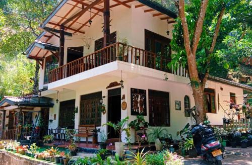 Gomagoda Casa | Villa25 Homestay free pick up from the centre