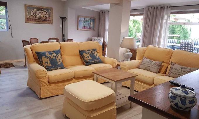 Old Place Apartamento | VillaChé con aspecto de jardín y vistas a la laguna.