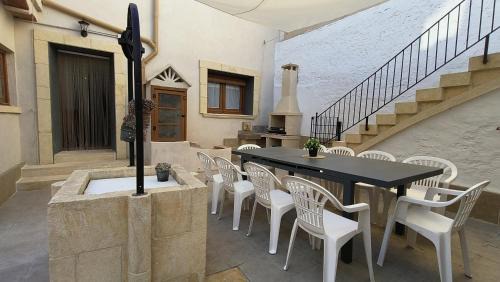 Bellvey Apartamento | Village house with patio and barbecue