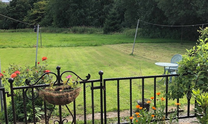 Bury Casa | Village near Manchester, Pubs, Walks, Open Views, Dog Friendly, Opposite Green