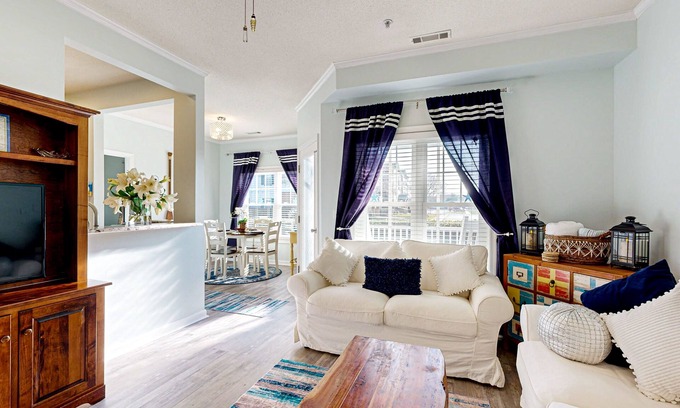 Villages of Five Points Condominio | Village of Five Points pet friendly condo with pool, gym, and tennis access