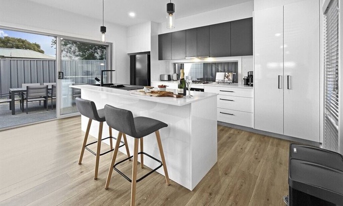 Shellharbour Casa | Village Seaside Retreat - Modern, Walk to Beach