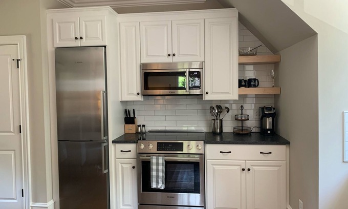 Davidson Apartamento | Village Studio -Five minute walk to campus: 12 mins. to town