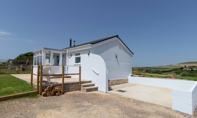 Bridport Cabaña | VISTA AL PUEBLO, admite mascotas en Burton Bradstock, Ref 1008498