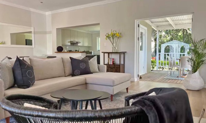 Franschhoek Casa | Village Vine & Stream a blissful stay in Franschhoek. Walkable, Private & Serene