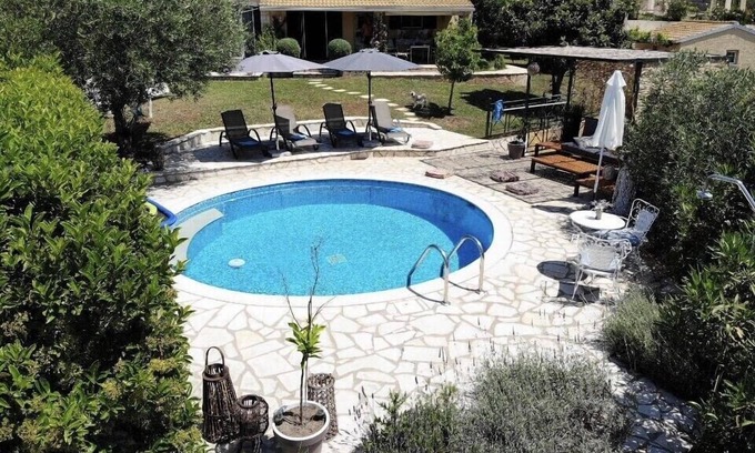 Afra Villa | Piscina, jardín, frutales y olivos, comedor al aire libre, cocina con barbacoa, aire acondicionado.