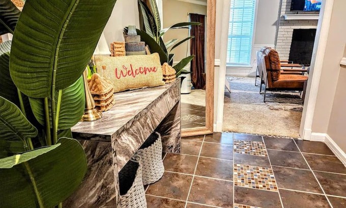 Whitehaven Casa | VillaQuèFrancia near Elvis Presley's Graceland 6 mins from Airport, Shuttle, & Rental Vehicle