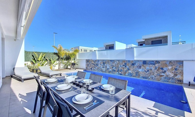 Santiago de la Ribera Villa | Villa con piscina privada y terraza, Wi-Fi y barbacoa.