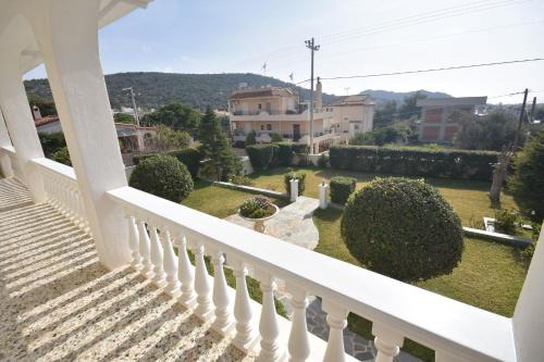 Kalyvia Thorikou Apartamento | VillaVita Modern 3BR,Garden & BBQ, Walk to Beach