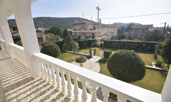 Kalyvia Thorikou Apartamento | VillaVita Modern 3BR,Garden & BBQ, Walk to Beach