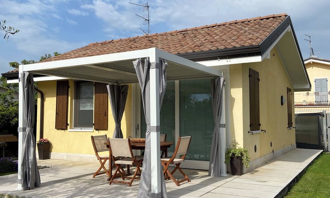 Calmasino Casa | Villetta Gelsomino, en Bardolino Calmasino villa en residencia con piscinas.