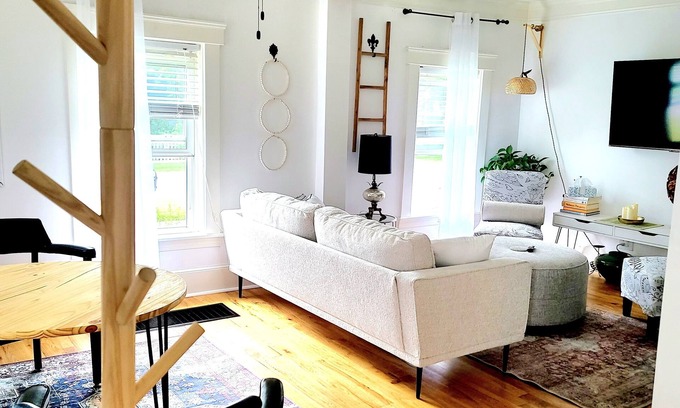 Amherst Casa | VIN'S Place (Amherst / Oberlin) The Downtowner