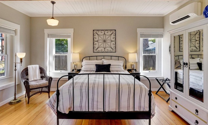 Albany Casa | Vine Street Cottage walk to Downtown Albany