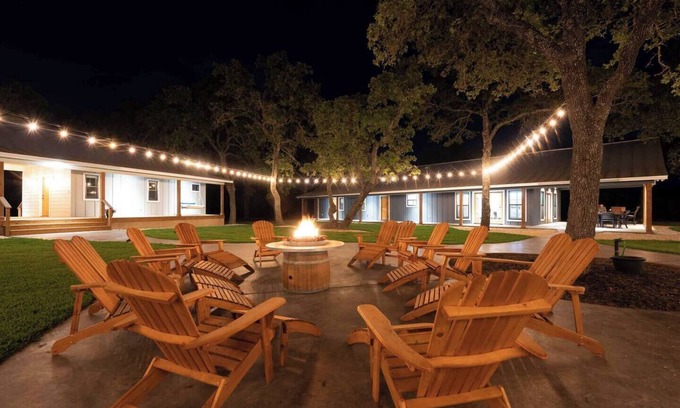 Fredericksburg Cabina | Vineyard Cottage #6 with Complimentary Breakfast