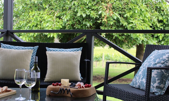Baskerville Cabaña | Vineyard Cottage at Upper Reach Winery