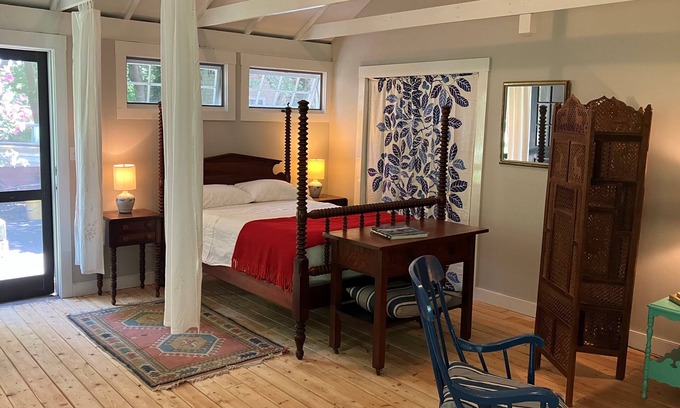 Vineyard Haven Cabaña | Vineyard Haven Guest Cottage