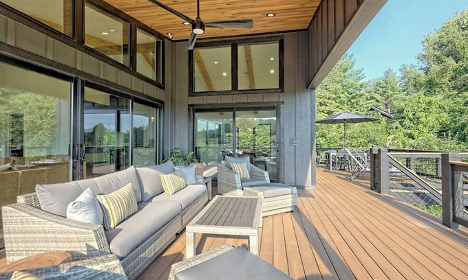 Hayesville Casa | Vineyard House "Casa Tra Le Vigne" - by Chatuge Home Concierge Lake access, firepit, ping pong