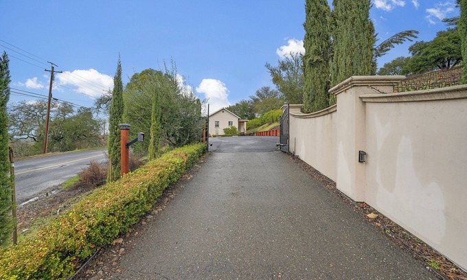 Santa Rosa Casa | Vineyard Oasis: Luxury Home in the Heart of Sonoma.