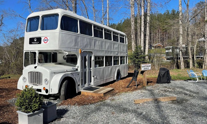 Mill Spring Apartamento | Vintage 1962 double decker bus on the creek, gas grill, fire pit, short walk to pool and playground, sleeps 4-5.