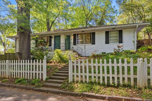 Lindridge-Martin Manor Casa | Vintage 2BR house with huge fenced yard & Parking