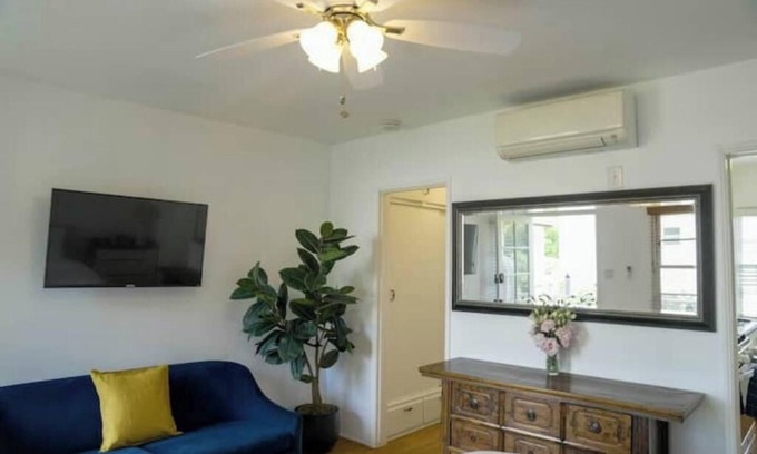 Wilshire Montana Apartamento | Vintage and Cozy Studio in Santa Monica - E