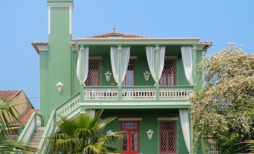 Ovar Casa | Vintage Balcony Guesthouse & Suites