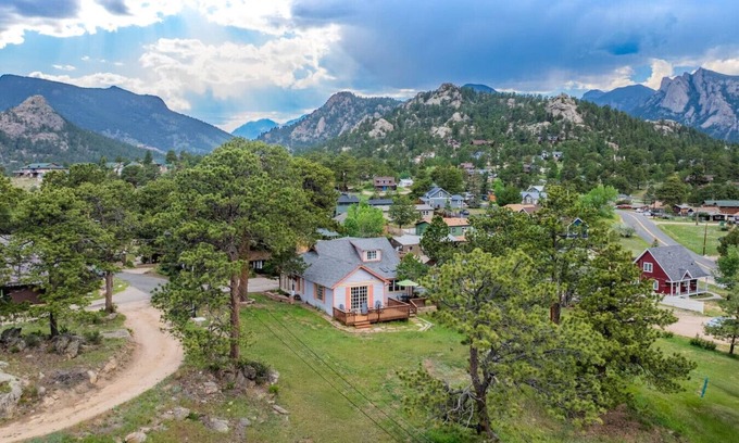 Estes Park Cabina | Vintage Cabin w/Views in Heart of Estes