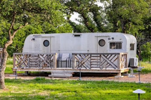 Spicewood Casa | Vintage Camper Amazingly Equipped Great for a Unique Getaway in Texas
