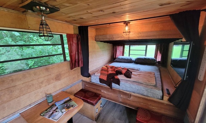 Jonesville Cabina | Vintage Camper Cabin on Beautiful Farm Near Ark & Bourbon Trail