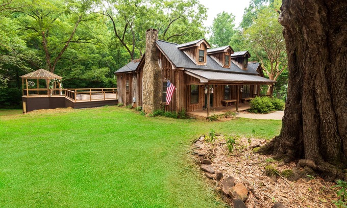 Gumlog Cabina | Vintage charm meets modern comfort in this historic 1850s cabin at Lake Hartwell